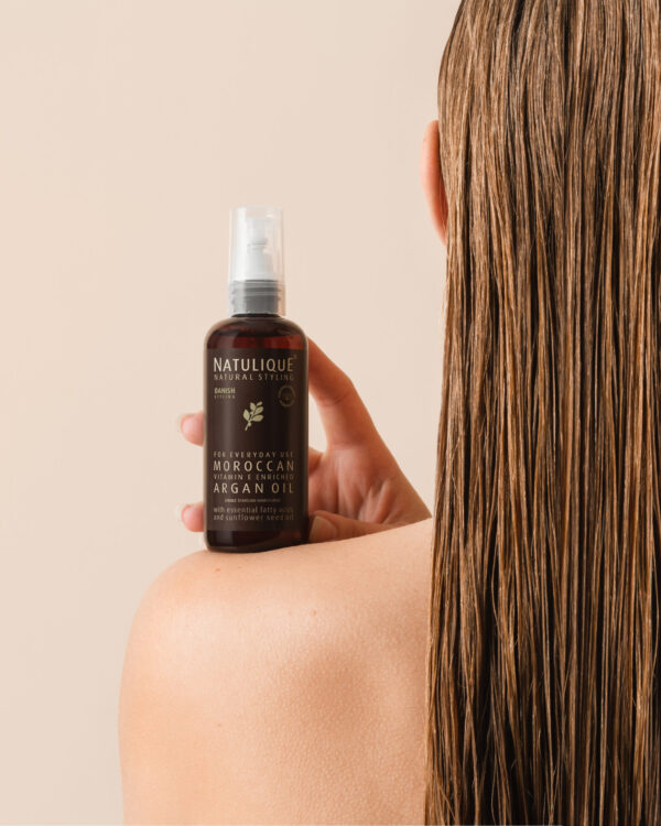 NATU ARGAN OIL ON SHOULDER 4x5 1 scaled 1 | MCCP COIFFURE BIO