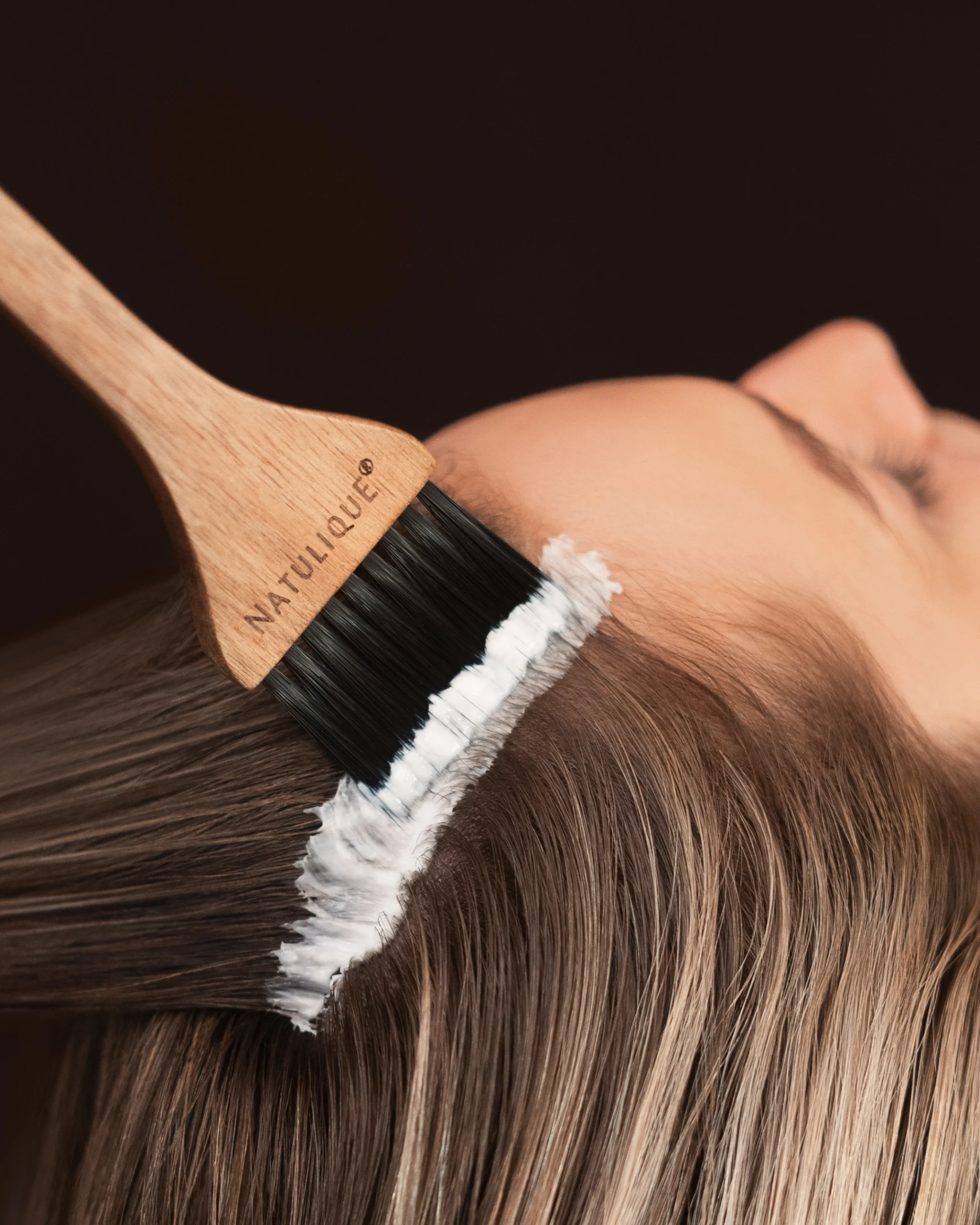NATULIQUE-HEAD-SPA-PRODUCT-APPLICATION-WITH-BRUSH-V03-4x5